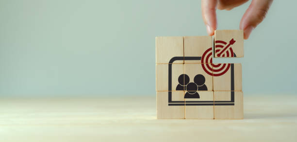 istock Contextual advertsing and targeting concept. Digital marketing strategy and social network advertsing. Personalized marketing.  Hand holds the wooden cubes with goal and contextual advertising icons. 1372466031