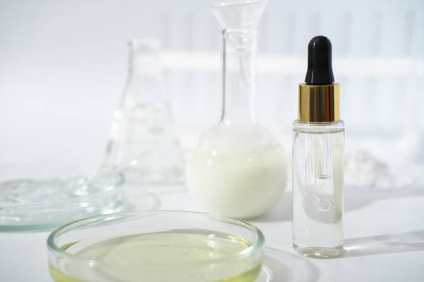 laborgeschirr und glaswaren auf einem labortisch. fermentation, fermentierte schönheitspflege. tropfflasche mit lösung oder serum zur anti-aging-behandlung. - milchsäure stock-fotos und bilder