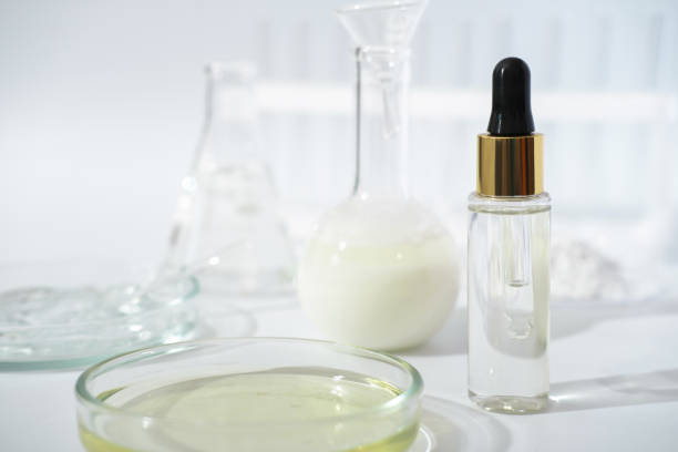 laboratory dishes and glassware on a lab table. fermentation, fermented beauty skin care. dropper bottle of solution or serum for anti age treatment. laboratory dishes and glassware on a lab table. fermentation, fermented beauty skin care. dropper bottle of solution or serum for anti age treatment lactic acid stock pictures, royalty-free photos & images