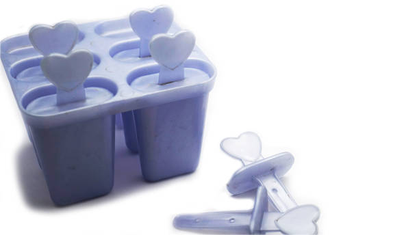 白い背景に分離された青いプラスチックのポプシクル型。自家製のポップサイクルメーカーは、カスタマイズ健康的なアイスクリームを作成します。