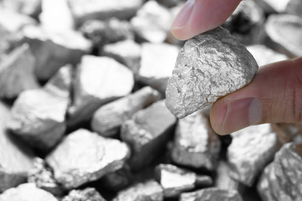 los mineros tienen en sus manos minerales de platino o plata o tierras raras que se encuentran en la mina para su inspección y consideración. - metal ore mineral stone block fotografías e imágenes de stock