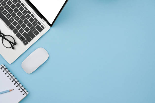 макет ноутбука, беспроводной мыши и ноутбука на синем фоне. - color image copy space multi colored nobody стоковые фото и изображения