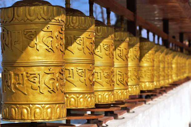 буддийские молитвенные золотые колеса - prayer wheel стоковые фото и изображения
