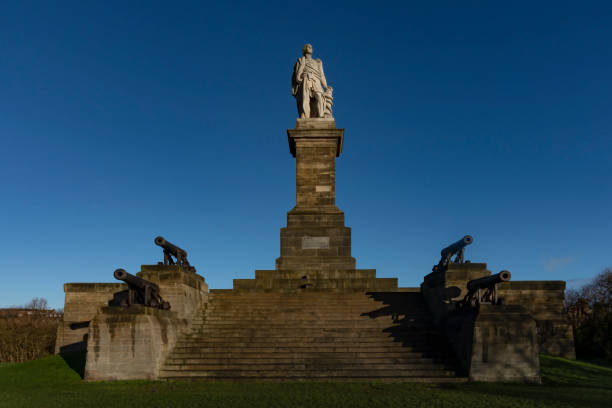 estátua de lorde collingwood em tynemouth - sidelit - fotografias e filmes do acervo