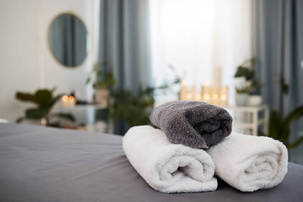 スパのベッドでのタオルのショット - towel ストックフォトと画像