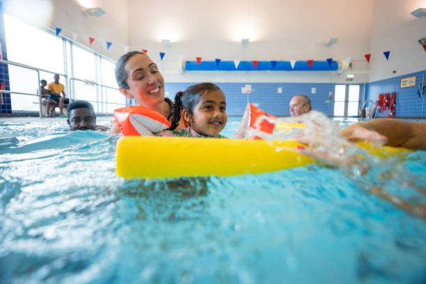 изучение нового навыка - swimming child swimming pool indoors стоковые фото и изображения