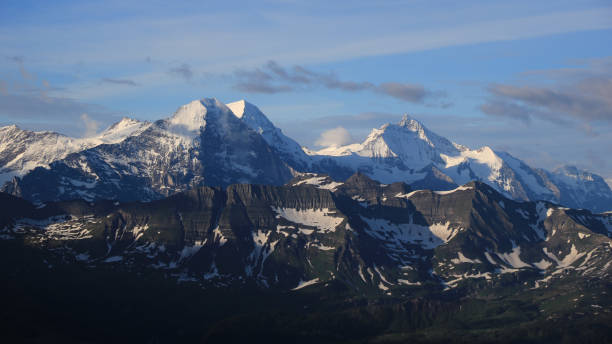 eiger north face, monch y jungfrau vistos desde brienzer rothorn, suiza. - north face eiger mountain fotografías e imágenes de stock