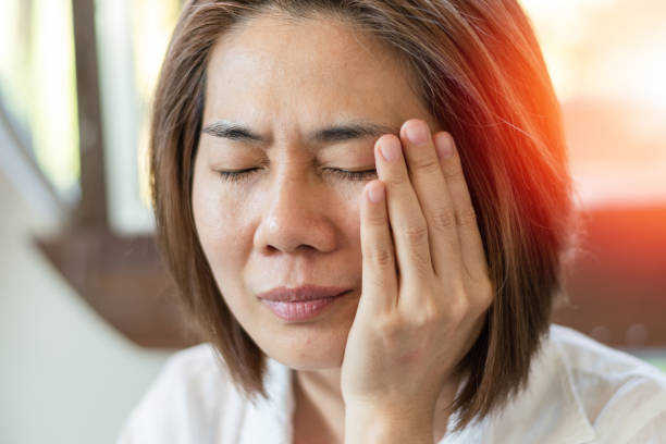 tmd e tmj conceito de saúde: temporal articular e muscular temporomandibular. mão do homem de ásia na face do mordente como sofrendo da dor facial, do caxumba ou da dor de dente - 4413 - fotografias e filmes do acervo