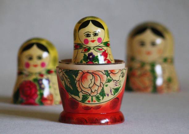 muñecas rusas - russian nesting doll nested russian culture toy fotografías e imágenes de stock