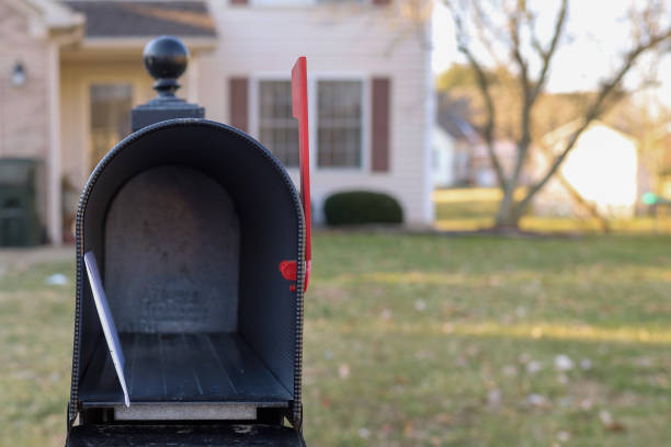 ein weißer umschlag in einem briefkasten - briefkasten stock-fotos und bilder