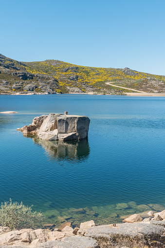 Lagoa Comprida es el lago más grande del Parque Natural de la Serra da Estrela, Portugal. photo