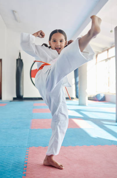 スタジオで空手を練習かわいい女の子のショット - child sport karate education ストックフォトと画像