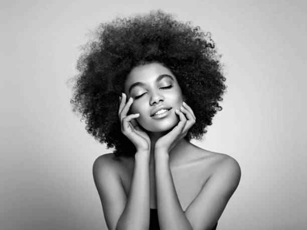 portret piękności afroamerykanki z włosami afro - fingernail fashion model human hair beauty zdjęcia i obrazy z banku zdjęć