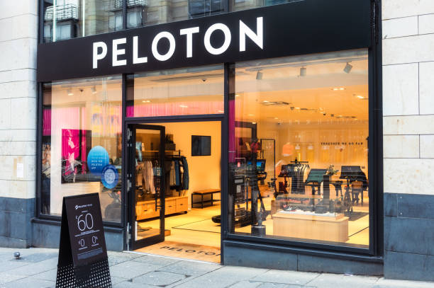 tienda peloton - bicicleta estática fotografías e imágenes de stock