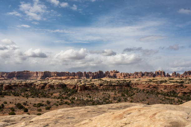 o horizonte do distrito de agulhas em canyonlands - moab utah cloud desert - fotografias e filmes do acervo