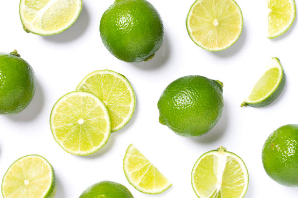 fruta limón aislado en blanco - limones verdes fotografías e imágenes de stock