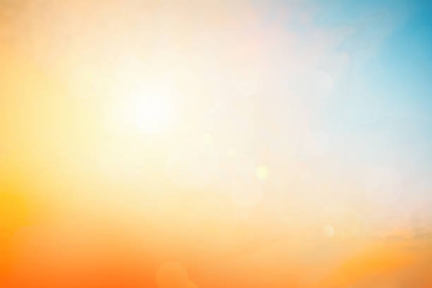 entspannendes outdoor-urlaubslandschaftskonzept: abstraktes verschwommenes sonnenlicht strand bunt verschwommener bokeh-hintergrund mit retro-effekt herbst sonnenuntergang himmel haben blau hell, weiß und farbe orange ruhig. - sonnig stock-fotos und bilder