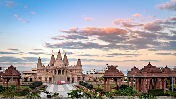 bellissimo cielo colorato sopra il tempio shree swaminarayan a pune, maharashtra, india - maharashtra foto e immagini stock