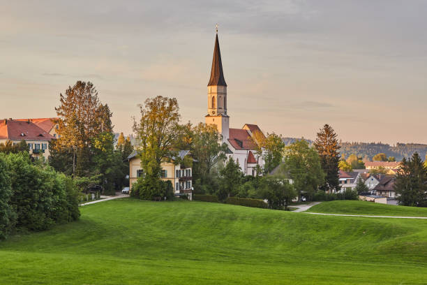 Church of the Assumption of the Virgin Mary in Haag in Upper Bavaria, church tower in landscape format, Mühldorf am Inn district, Bavaria, Germany / Church of the Assumption in Haag in Upper Bavaria, steeple in landscape format, Mühldorf am Inn district, Church of the Assumption of the Virgin Mary in Haag in Upper Bavaria, church tower in landscape format, Catholic parish church, Markt Haag i.OB, Landkreis Mühldorf am Inn, Bavaria, Germany, evening light with low sun, faith, religion, town view. Deutsch translation: Church of the Assumption of the Virgin Mary in Haag in Upper Bavaria, steeple in landscape format, Catholic parish church, Haag i.OB, district of Mühldorf am Inn, Bavaria, Germany, evening light, twilight, faith, religion, town view upper bavaria stock pictures, royalty-free photos & images