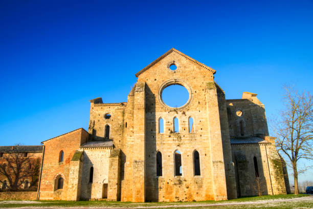 die berühmte dachlose kirche in san galgano toskana italien - san galgano stock-fotos und bilder