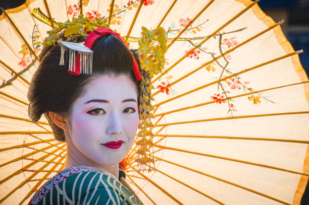 une jeune et belle fille est vêtue d’un costume de kimono japonais national. - cherry blossom flower head spring flower photos et images de collection