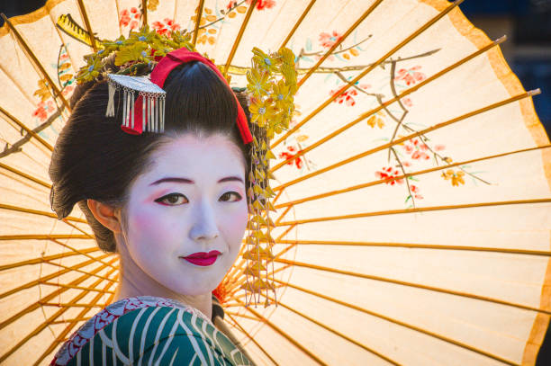일본의 기모노 의상을 입은 어린 아름다운 소녀가 있습니다. - imitation beauty beautiful looking at camera 뉴스 사진 이미지
