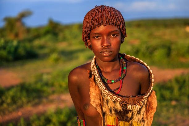 junge frau aus hamer, omo valley, äthiopien, afrika - hamer woman stock-fotos und bilder