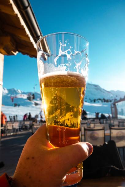 наслаждаясь пивом в альпах - beer ski apres ski snow стоковые фото и изображения