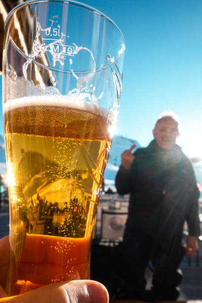 enjoying a beer in the alps with friends - apres ski winter friendship ski imagens e fotografias de stock