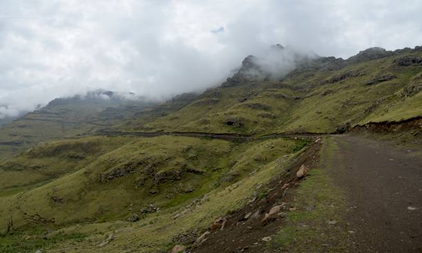 widok z panoramy krajobrazu na trasie do ras dashen najwyższej góry w parku narodowym gór simien na wyżynach północnej etiopii. - ethiopian highlands zdjęcia i obrazy z banku zdjęć