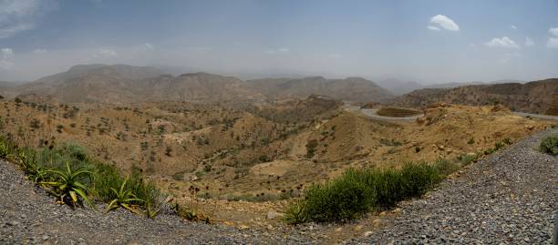 landschaftspanorama auf traditionelle häuser und dörfer in den abgelegenen regionen äthiopiens. - afar desert stock-fotos und bilder