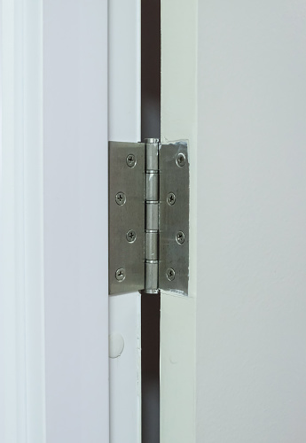 Primer plano del metal bisagras en la puerta de PVC blanco. photo