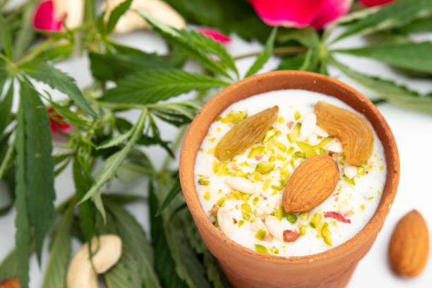 la bebida india especial llamada shahi bhaang thandai es una bebida refrescante con infusión de cannabis hecha de bhang, leche, empapada en frutas secas como almendras badam pista pétalos de rosa anisados - almendra fotos fotografías e imágenes de stock