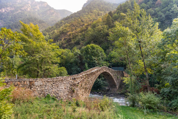 ponte romana feita de pedra perto de andorra la vella - fog old stone bridge - fotografias e filmes do acervo