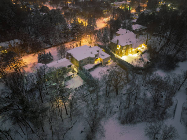 escena de tormenta de nieve invernal en el distrito residencial de toronto - house real estate residential structure townhouse fotografías e imágenes de stock
