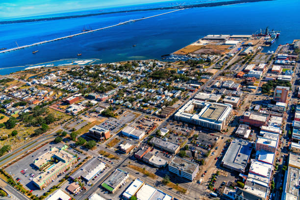 centre-ville de pensacola aerial - pensacola photos et images de collection