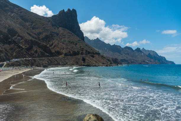 пляж роке-де-лас-бодегас в горах анага на севере канарских островов тенерифе испания - anaga стоковые фото и изображения