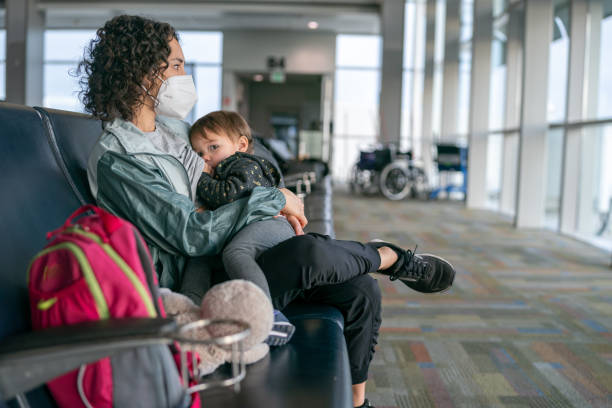 mãe amamentando criança no aeroporto - airport airplane travel airport lounge - fotografias e filmes do acervo