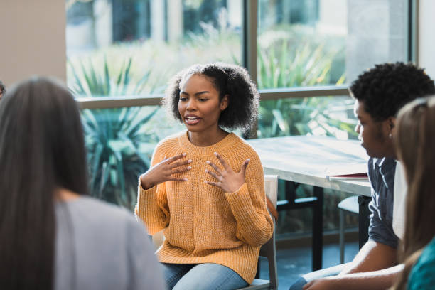 verärgertes teenager-mädchen spricht während der therapiesitzung über emotionen - mental health professional psychiatrist therapy teenager stock-fotos und bilder