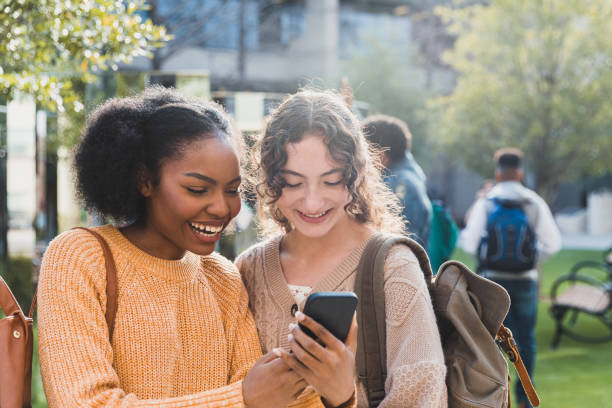 des adolescents joyeux regardent les médias sociaux avant l’école - teenager african descent laughing adolescence photos et images de collection