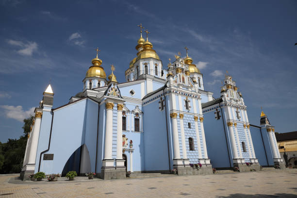 monastero a cupola dorata di san michele a kiev, ucraina - kyiv orthodox church dome monastery foto e immagini stock