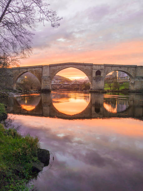 美しい夕日のミニョ川に映る、ロウレンセのローマ橋。 - ourense province ストックフォトと画像