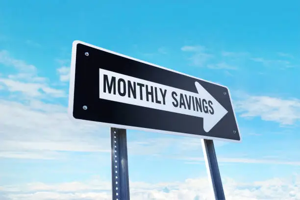 Traffic sign quoting ”Monthly savings”