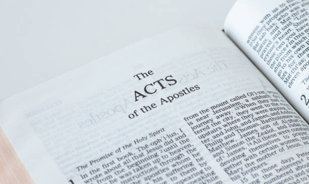 使徒の行為は、白い背景に隔離聖書の本を開きます - 使徒 ストックフォトと画像