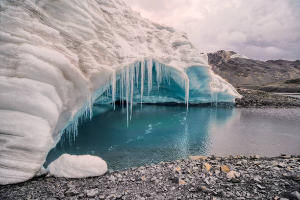 primo piano di una grotta azzurra sul ghiacciaio pastoruri - huaraz foto e immagini stock