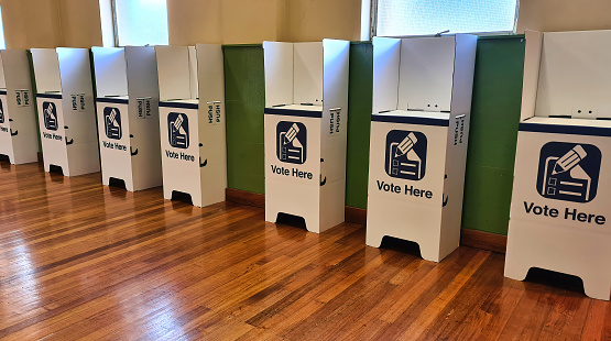 Una fila de cabinas de votación listas para el día de las elecciones photo