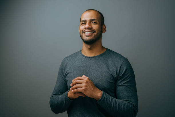 portrait d’un homme d’affaires sur fond gris - men portrait smiling isolated photos et images de collection