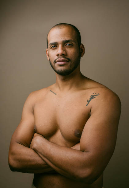 portrait of a shirtless man in the studio - sensuality men shirtless studio shot imagens e fotografias de stock