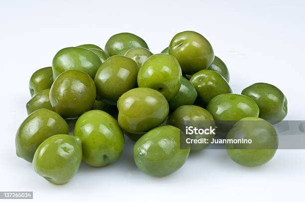 Punhado De Azeitona Verde - Fotografias de stock e mais imagens de Azeitona - Azeitona, Martini, Azeitona Verde