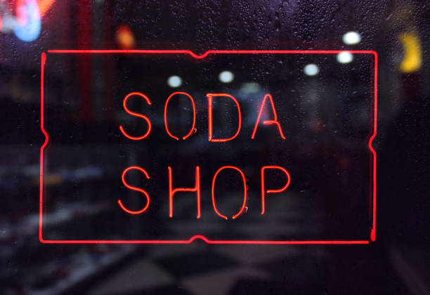 빈티지 네온 소다 가게 로그인 에 비오는 창 - soda jerk 뉴스 사진 이미지